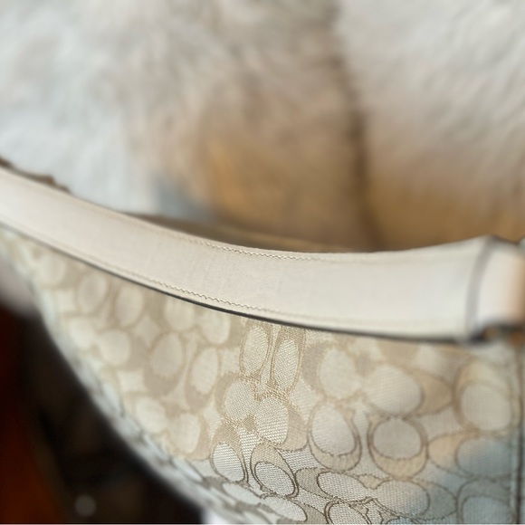 Beautiful Coach handbag in excellent like new condition - Picture 9 of 10